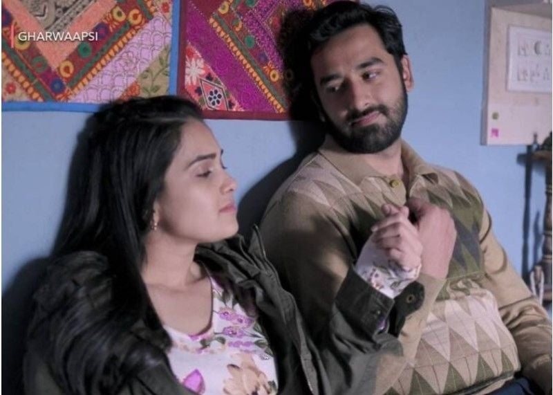 Anushka Kaushik as Suruchi Dwivedi and Vishal Vashishtha as Shekhar Dwivedi in a still from the Hindi-language web series Ghar Waapsi (2022)