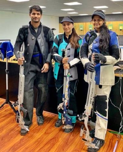 Apurvi Chandela with her coach Rakesh Manpat