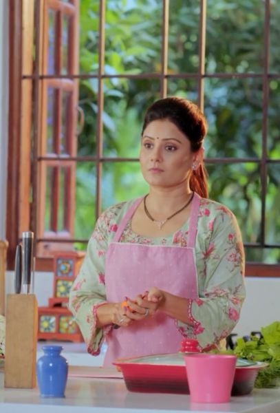 Archana Gupta in a still from the TV advertisement for an adhesive cream (2024)