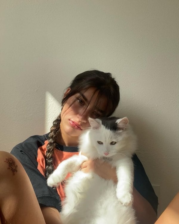 Ari Kytsya posing with her pet cat