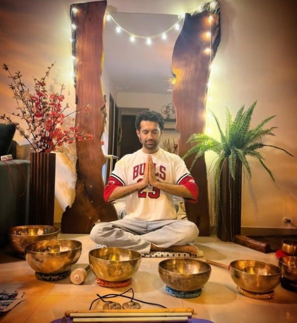 Arjun Aneja during a sound healing session
