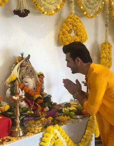 Arjun Bijlani while worshipping Lord Ganesha