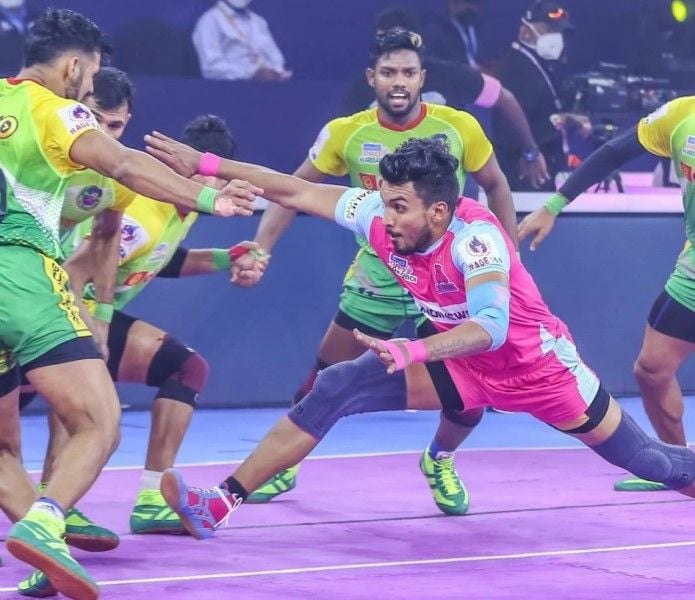 Arjun Deshwal while raiding in a match against Patna Pirates in PKL season 8