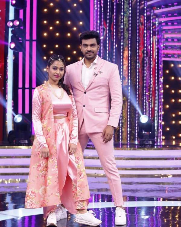 Arjun with Surekha on the sets of the Ishmart Jodi