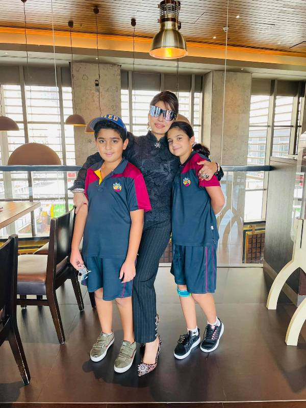 Aroosa with her grandchildren