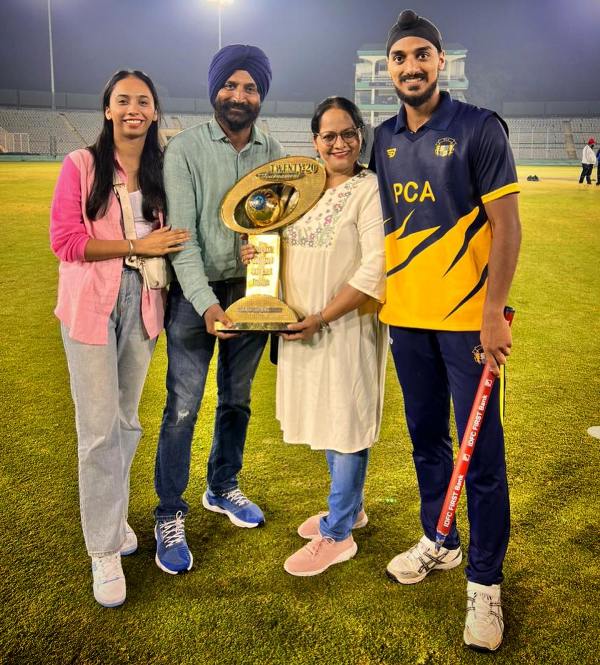 Arshdeep Singh (extreme right) with his family members after winning the 2023-2024 Syed Mushtaq Ali Trophy (SMAT)