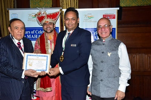 Arun Kar receiving Achievers Award