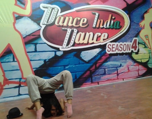 Arundhati Garnaik showing her dance moves in the dance reality show Dance India Dance Season 4 (2014)