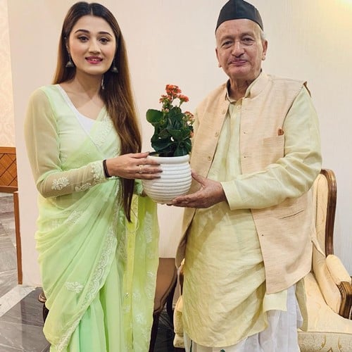 Arushi Nishank gifting a plant to the Governor of Maharashtra Bhagat Singh Koshyari on his birthday