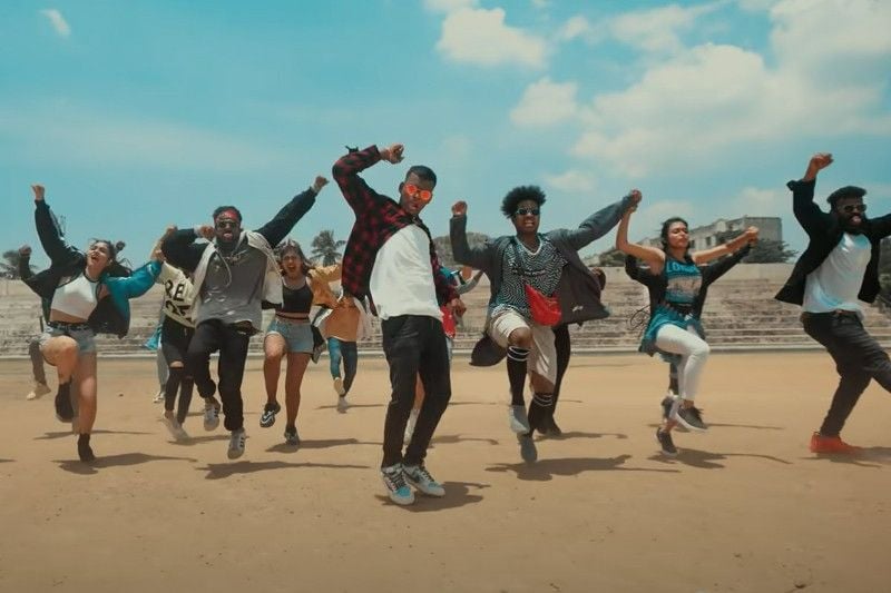 Asal Kolaar (centre) featuring in the song 