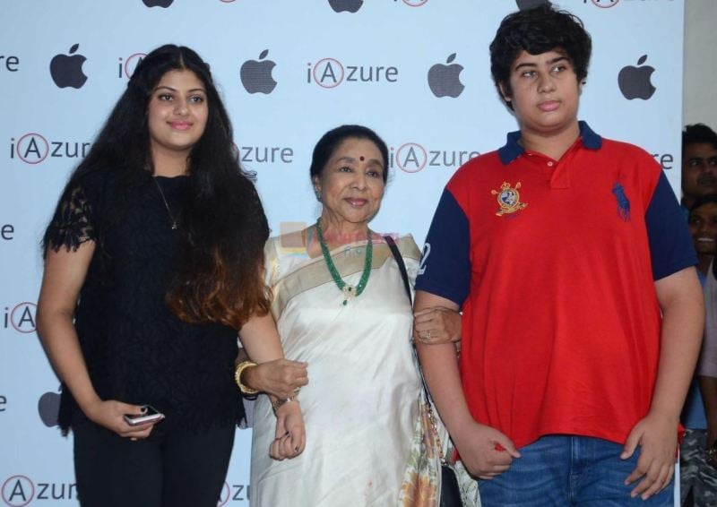 Asha Bhosle with her grandchildren at the launch of iAzure