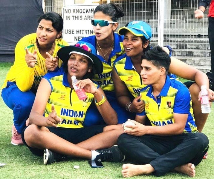 Asha Shobana with her teammates