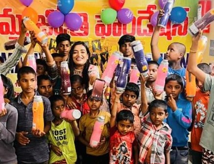 Aashi Roy while posing with the deprived children at the Amma Jyothi charitable foundation