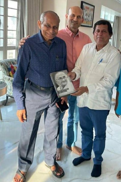 Ashish Kacholia (middle) with his father (left)