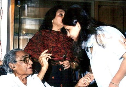 Ashok Kumar with daughter Bharti Jaffrey and grand daughter-in-law Kiran Patel