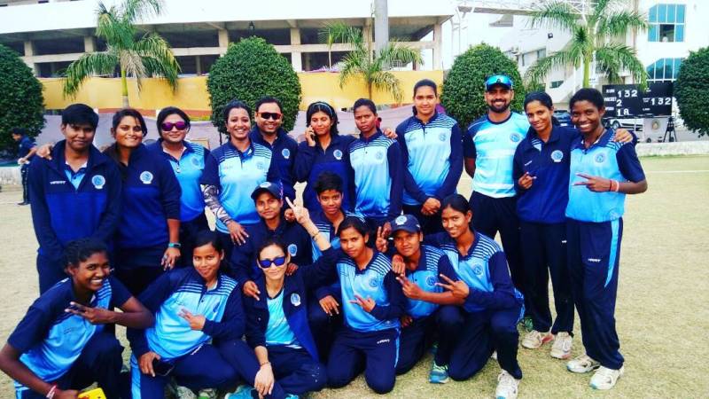Ashwani Kumari (standing, 4th from right) with Jharkhand team