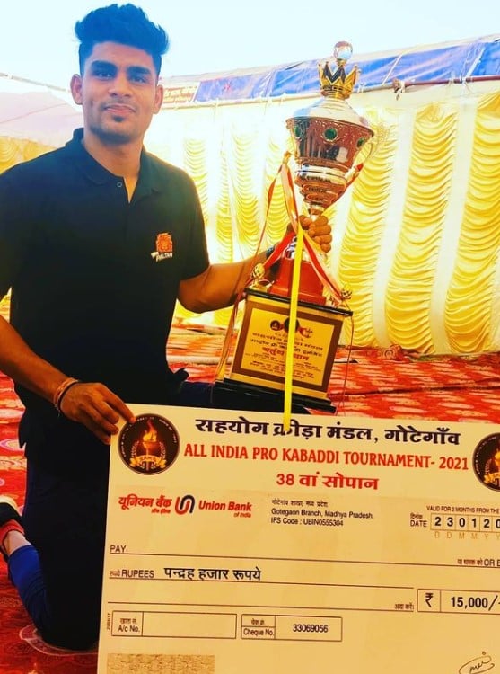 Aslam Inamdar posing with his trophy and winning amount during the All India Pro Kabaddi Tournament
