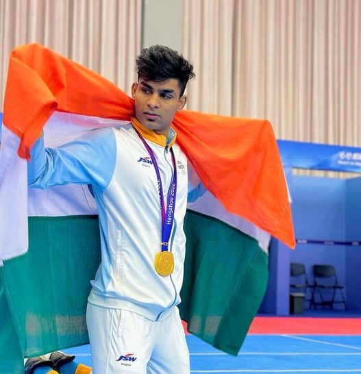 Aslam Inamdar after winning gold at the 2022 Asian Games organised in Hangzhou, China (2023)