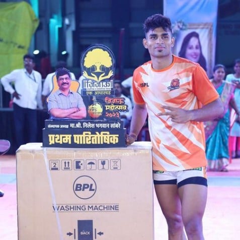 Aslam Inamdar posing with his trophy after winning a Kabaddi match for Yuva Paltan