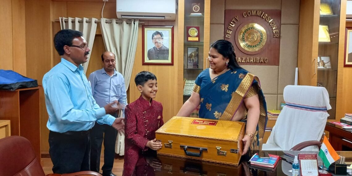 Atharva Bakshi with the deputy commissioner of Hazaribagh