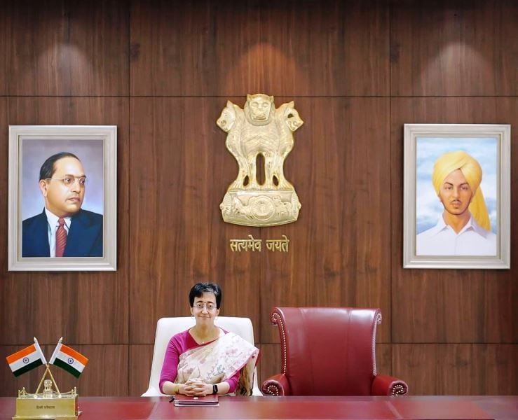 Atishi sitting next to Arvind Kejriwal