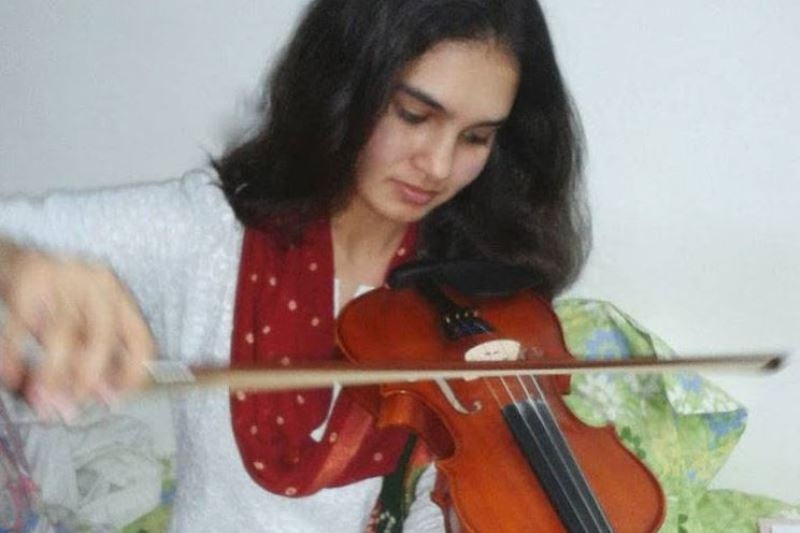 Avani Chaturvedi playing violin