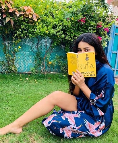 Avantika Mishra reading book