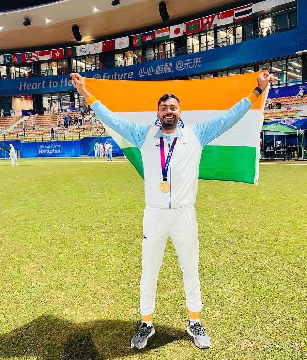 Avesh Khan waving Indian flag after winning gold at the 2022 Hangzhou Asian Games