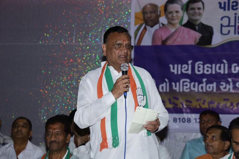 Avinash Pande addressing a gathering for the Sarva Shiksha Abhiyan
