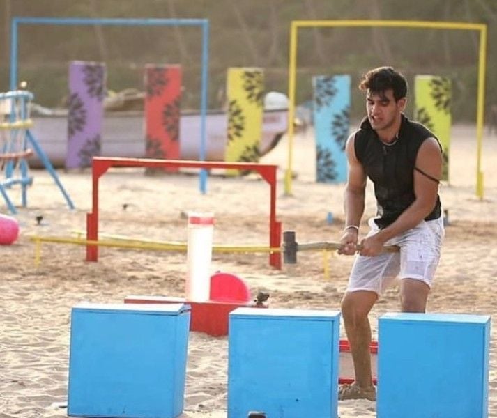 Aviral Gupta during a task in Love School Season 3