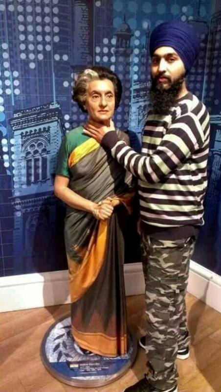 Avtar Singh Khanda while chocking former Indian Prime Minister Indira Gandhi