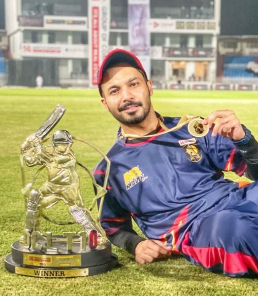Ayaz Samoo posing with the winning medal at the 