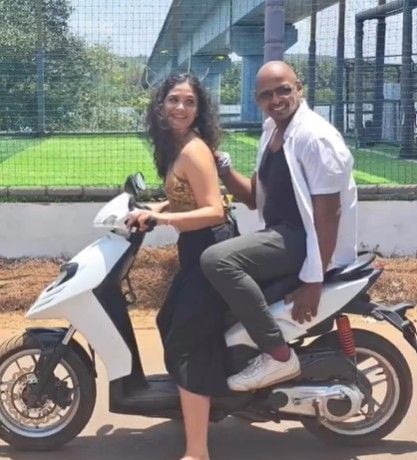 Ayesha Kapur with Prammod Sanghi during the making of the music video Sun Mahia