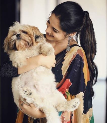 Ayesha Khan posing with a dog