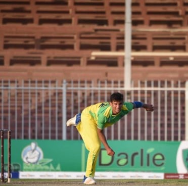 Azmatullah Omarzai while bowling