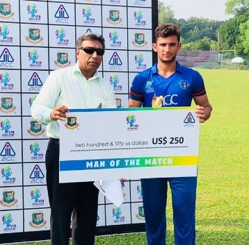 Azmatullah Omarzai while receiving the Man of the Match award during the 2018 ACC Emerging Teams Asia Cup