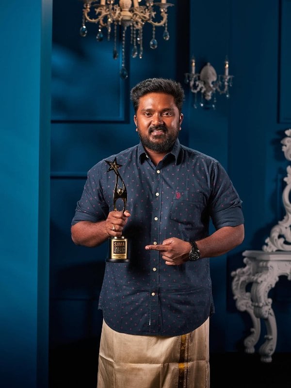 Bala Saravanan with the Best Comedian award that he received at the 13th South Indian International Movie Awards (SIIMA) (2025)