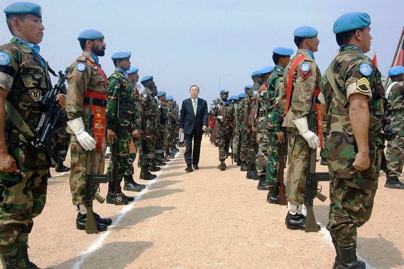Ban inspecting troops from different countries participating in the peacekeeping operations in the UN