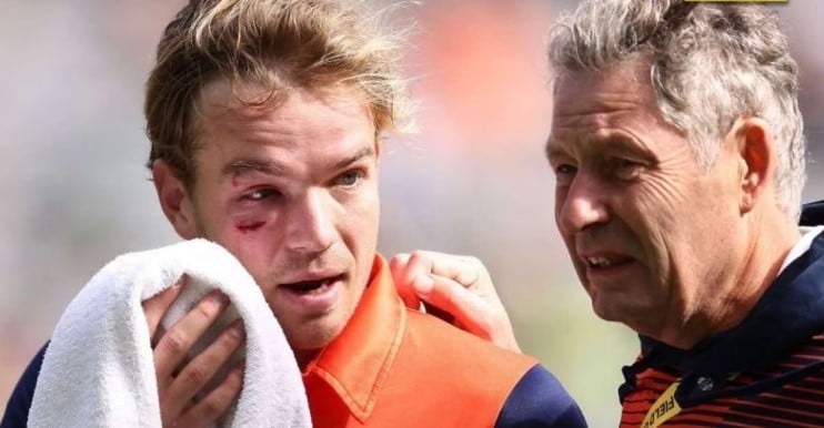 Bas de Leede in a conversation with a doctor after he got injured during the Super 12 match between Pakistan and Netherlands at the T20 World Cup 2022