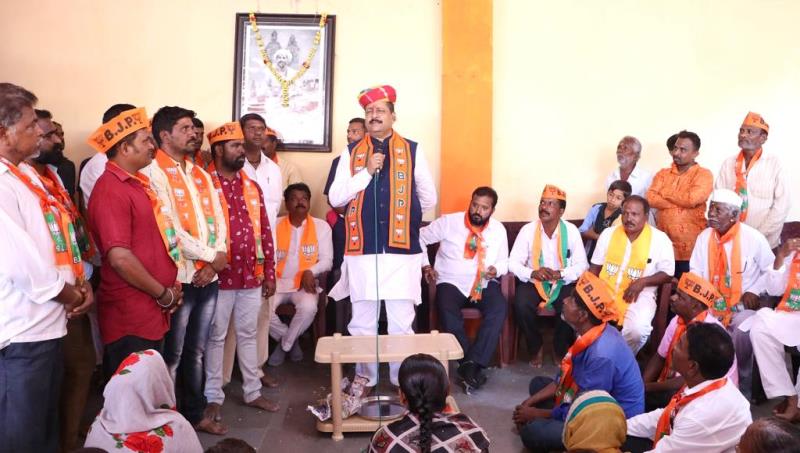 Basangouda Patil Yatnal addressing an election campaign