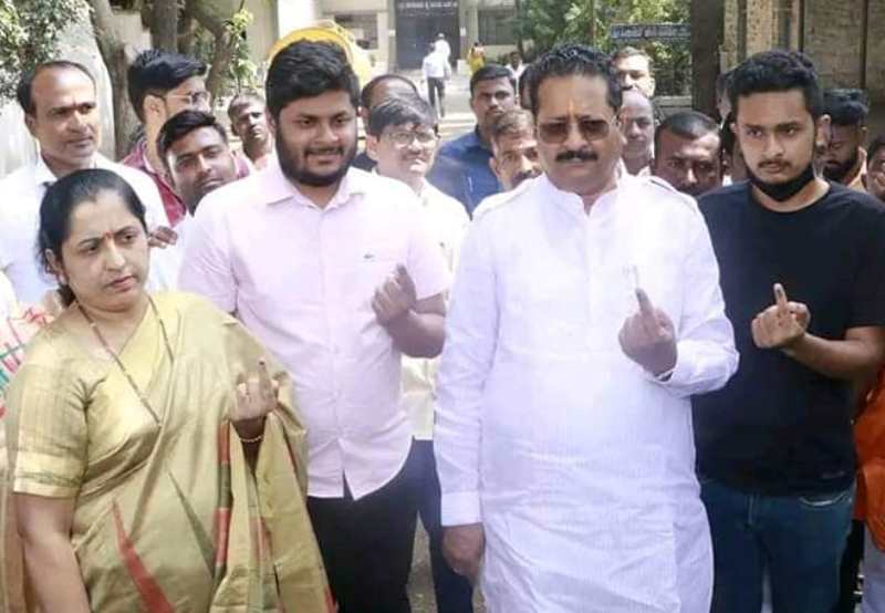 Basangouda Patil Yatnal with his family after casting their votes