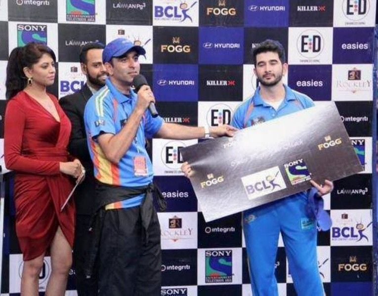 Behzaad Khan holding the Fog Coolest Player Award