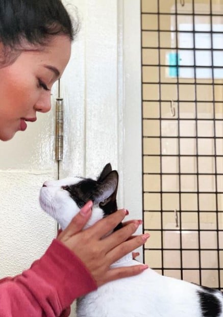 Bella Poarch with her pet cat