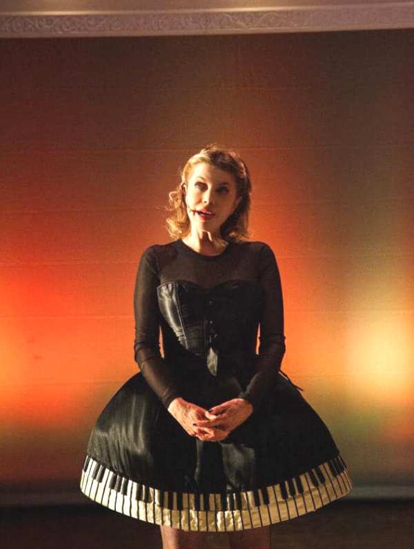 Benedicta Boccoli as Verona in the play 