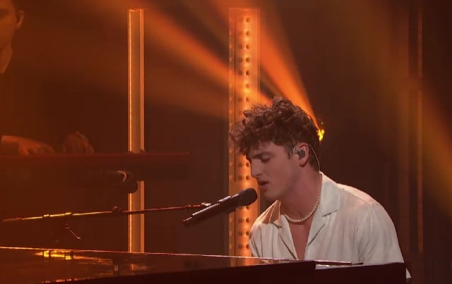 Benson Boone while performing at the show Late Night with Seth Meyers (2022)