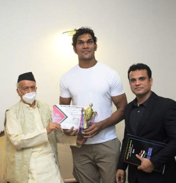 Bhagat Singh Koshiyari presenting an award to Yogesh Jadhav