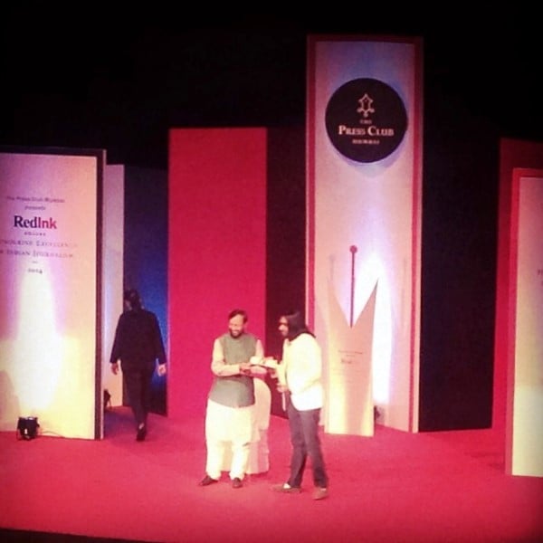Bharat Sundaresan receiving the award for best sports feature at the Red Ink Awards in 2013