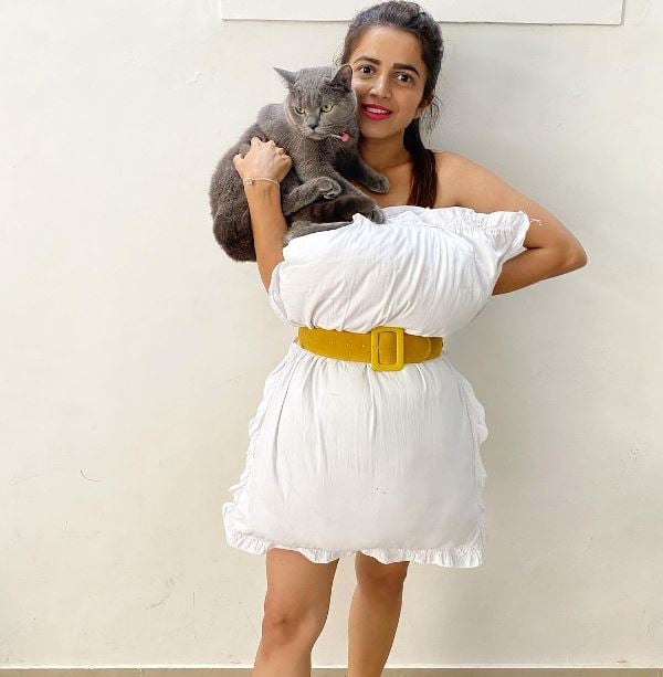Bhavini Purohit posing with her cat