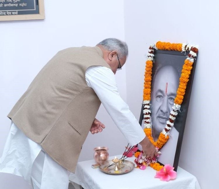 Bhupesh Baghel paying his tributes to Chandulal Chandrakar