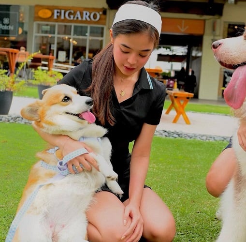 Bianca de Vera with her pet dog